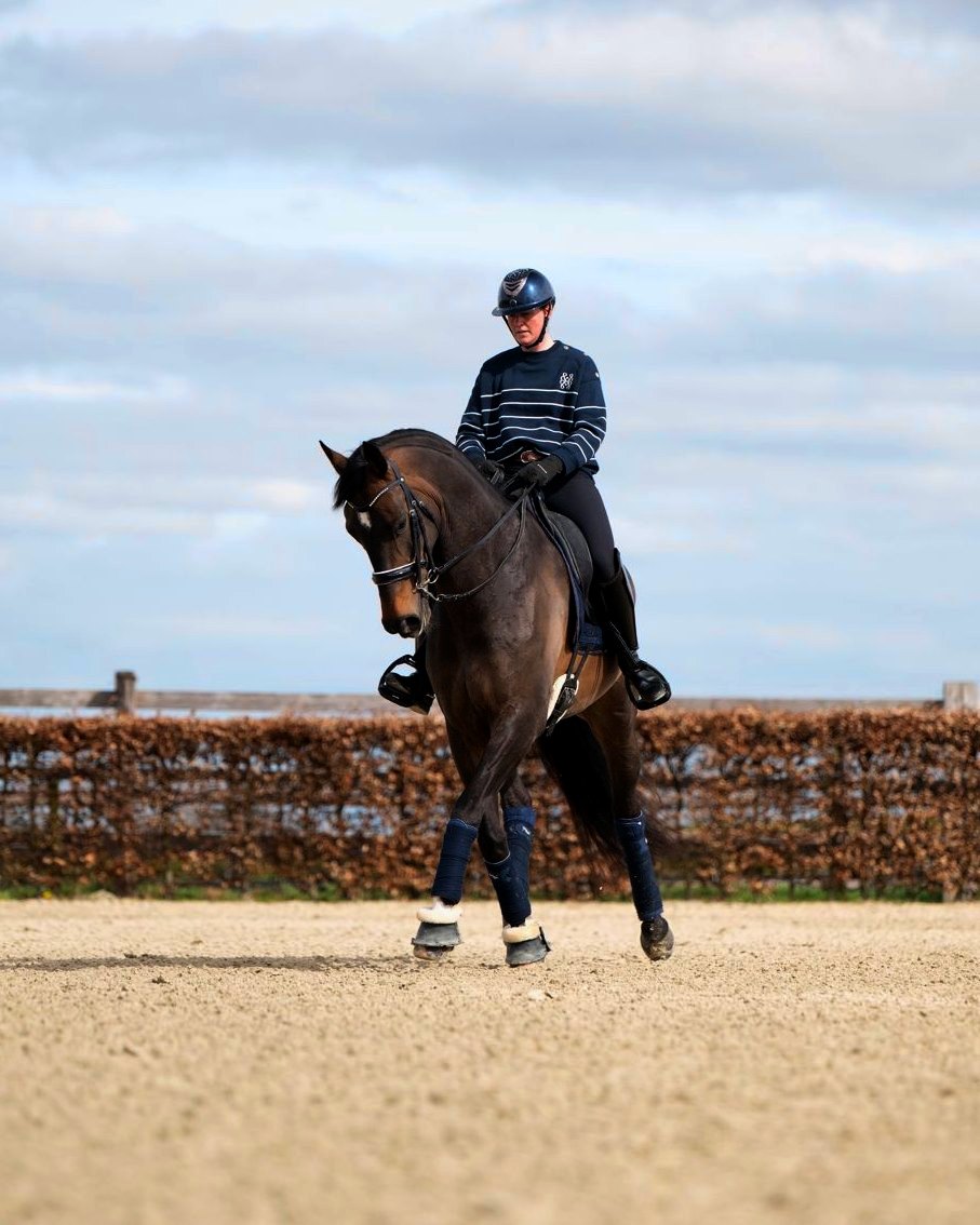 Christelle Lejeune à cheval dans la carrière